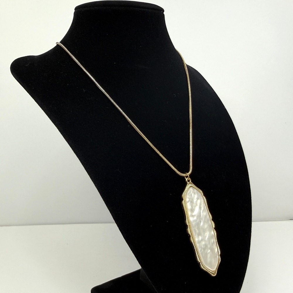Faux Mother of Pearl Gold Tone Pendant and Necklace Elegant Fashion Jewelry 10in